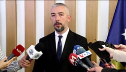 Ish-Kryetari Erden Atiq publikon fotografi të Mlladiqit dhe me gjuhë fyese i drejtohet Adriana Hoxhiqit Ish-Kryetari Erden Atiq publikon fotografi të Mlladiqit dhe me gjuhë fyese i drejtohet Adriana Hoxhiqit
