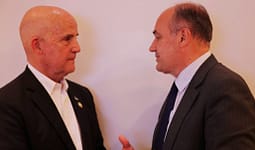 Enver Hoxhaj takon Kongresistin amerikan, kërkon mbështetje nga SHBA për lirimin e Thaçit, Veselit, Selimit dhe Krasniqit Enver Hoxhaj takon Kongresistin amerikan, kërkon mbështetje nga SHBA për lirimin e Thaçit, Veselit, Selimit dhe Krasniqit