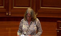 Haxhiu: Deputeti i betuar Kurti është uzurpues serik i institucioneve, po e mban të bllokuar Kuvendin Haxhiu: Deputeti i betuar Kurti është uzurpues serik i institucioneve, po e mban të bllokuar Kuvendin
