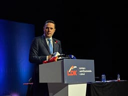Abdixhiku thotë se nga sonte heq pezullimin për bisedime me LVV-në Abdixhiku thotë se nga sonte heq pezullimin për bisedime me LVV-në