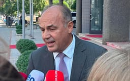 Enver Hoxhaj, Kurtit: Mos e luj kryeministrin, o deputet uzurpues Enver Hoxhaj, Kurtit: Mos e luj kryeministrin, o deputet uzurpues