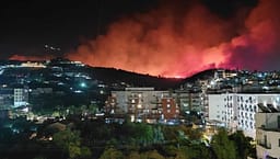 Orë tmerri për Himarën, disa banesa të shkrumbuara gjatë natës – nis ndërhyrja nga ajri për fikjen e zjarrit Orë tmerri për Himarën, disa banesa të shkrumbuara gjatë natës – nis ndërhyrja nga ajri për fikjen e zjarrit