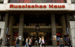 Gjermania shqyrton mbylljen e Shtëpisë Ruse në Berlin, dyshohet se përdoret për spiunazh Gjermania shqyrton mbylljen e Shtëpisë Ruse në Berlin, dyshohet se përdoret për spiunazh