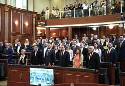 Kuvendi thirri vazhdimin e seancës konstituive për sot në mes kundërshtive për shkelje të aktgjykimit të Kushtetueses Kuvendi thirri vazhdimin e seancës konstituive për sot në mes kundërshtive për shkelje të aktgjykimit të Kushtetueses