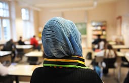 Parlamenti i Aargaut kërkon ndalimin e shamisë për vajzat nën 16 vjeç Parlamenti i Aargaut kërkon ndalimin e shamisë për vajzat nën 16 vjeç