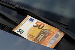 Arrestohet një person në Gjakovë pasi insistoi t’i korruptonte policët me 50 euro Arrestohet një person në Gjakovë pasi insistoi t’i korruptonte policët me 50 euro