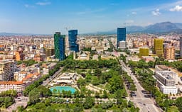 Shqiptarët dhe të huajt blejnë shtëpi për t’i dhënë me qira, por biznesi po ndryshon Shqiptarët dhe të huajt blejnë shtëpi për t’i dhënë me qira, por biznesi po ndryshon