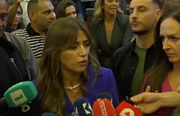 Haxhiu kthehet në sallë për “vizitën e mërgatës”, deputetët e PDK’së i reagojnë e fishkëllejnë: Thirreni seancën Haxhiu kthehet në sallë për “vizitën e mërgatës”, deputetët e PDK’së i reagojnë e fishkëllejnë: Thirreni seancën
