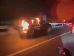 Pamje surreale nga bregdeti kroat: Shoferi ikën me një makinë që po digjej, flakët mbuluan vendin Pamje surreale nga bregdeti kroat: Shoferi ikën me një makinë që po digjej, flakët mbuluan vendin