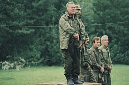 Ambasada ruse nderon kriminelin Ratko Mladiq – e vajton si “gjeneral” Ambasada ruse nderon kriminelin Ratko Mladiq – e vajton si “gjeneral”