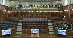 Vetëm deputetët e PDK’së shkojnë në sallë me kohë për vazhdimin e seancës konstituive Vetëm deputetët e PDK’së shkojnë në sallë me kohë për vazhdimin e seancës konstituive