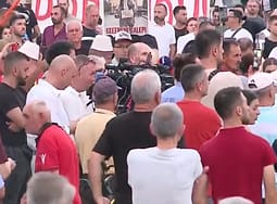 Protesta hyn në ditën e 59-të, qytetarët sërish para Kryeministrisë Protesta hyn në ditën e 59-të, qytetarët sërish para Kryeministrisë