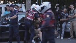 Tensione në protestën pranë Kuvendit në Shqipëri, arrestohen disa protestues Tensione në protestën pranë Kuvendit në Shqipëri, arrestohen disa protestues
