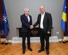 Lladrovci përgëzon Ahmetin për Marrëveshjen e Ohrit: Shekulli shqiptar vazhdon Lladrovci përgëzon Ahmetin për Marrëveshjen e Ohrit: Shekulli shqiptar vazhdon