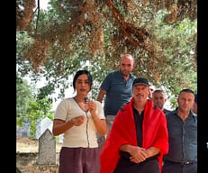 Djali i akuzon imamët se s’pranuan t’ia varrosin nënën me flamur kombëtar, xhamia e fshatit të Tetovës reagon në facebook Djali i akuzon imamët se s’pranuan t’ia varrosin nënën me flamur kombëtar, xhamia e fshatit të Tetovës reagon në facebook