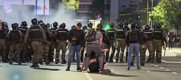 VIDEO/ Protestë e dhunshme në Serbi, protestuesit përleshen me policinë VIDEO/ Protestë e dhunshme në Serbi, protestuesit përleshen me policinë