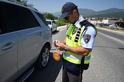 Ndalohen shoferët nga Holanda dhe Serbia, tejkaluan shpejtësinë në Maqedoninë e Veriut Ndalohen shoferët nga Holanda dhe Serbia, tejkaluan shpejtësinë në Maqedoninë e Veriut
