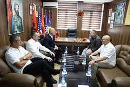 OVL e UÇK-së pas takimit me Haradinajn: Vendimi i madh për UÇK-në na gjen të bashkuar dhe të fortë OVL e UÇK-së pas takimit me Haradinajn: Vendimi i madh për UÇK-në na gjen të bashkuar dhe të fortë