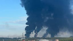 Ukraina godet dy rafineri nafte thellë në territorin rus Ukraina godet dy rafineri nafte thellë në territorin rus