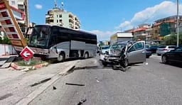 Aksident në Elbasan, autobusi me fëmijë përplaset me veturën dhe përfundon në pikë karburantesh Aksident në Elbasan, autobusi me fëmijë përplaset me veturën dhe përfundon në pikë karburantesh