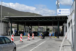 Ndihmoi një person të kalonte kufirin pa autorizim në Han të Elezit, arrestohet shtetasi i Maqedonisë së Veriut Ndihmoi një person të kalonte kufirin pa autorizim në Han të Elezit, arrestohet shtetasi i Maqedonisë së Veriut