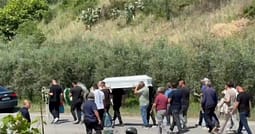 Varroset 7-vjeçari që u përplas për vdekje me veturë nga regjisori Petro Bozo Varroset 7-vjeçari që u përplas për vdekje me veturë nga regjisori Petro Bozo