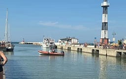Po debatonin ashpër me njëri-tjetrin, shqiptari në Itali hedh makinën në det bashkë me gruan Po debatonin ashpër me njëri-tjetrin, shqiptari në Itali hedh makinën në det bashkë me gruan