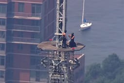 Një çift ngjitet në majën e ndërtesës “Empire State” në Nju Jork, bën propozim martese dhe arrestohet nga policia Një çift ngjitet në majën e ndërtesës “Empire State” në Nju Jork, bën propozim martese dhe arrestohet nga policia