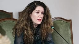 Ish-drejtoresha e SHISH Vlora Hyseni iu dorëzohet autoriteteve shqiptare në kufi me Kosovën Ish-drejtoresha e SHISH Vlora Hyseni iu dorëzohet autoriteteve shqiptare në kufi me Kosovën