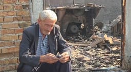 “Ku të vete unë?” – I moshuari në Fier qëndron pranë banesës së shkrumbuar “Ku të vete unë?” – I moshuari në Fier qëndron pranë banesës së shkrumbuar