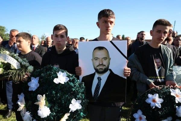 Dhimbje në Deçan: I jepet lamtumira e fundit Rifat Stojkajt Dhimbje në Deçan: I jepet lamtumira e fundit Rifat Stojkajt