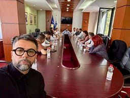 Deputetët e PDK-së shkojnë në Kuvend, Behrami publikon fotografi: Jemi këtu Deputetët e PDK-së shkojnë në Kuvend, Behrami publikon fotografi: Jemi këtu