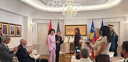 Albulena Haxhiu ua dorëzon dekretin e shtetësisë së Kosovës, Joe DioGuardit dhe Shirley Cloyes DioGuardit Albulena Haxhiu ua dorëzon dekretin e shtetësisë së Kosovës, Joe DioGuardit dhe Shirley Cloyes DioGuardit