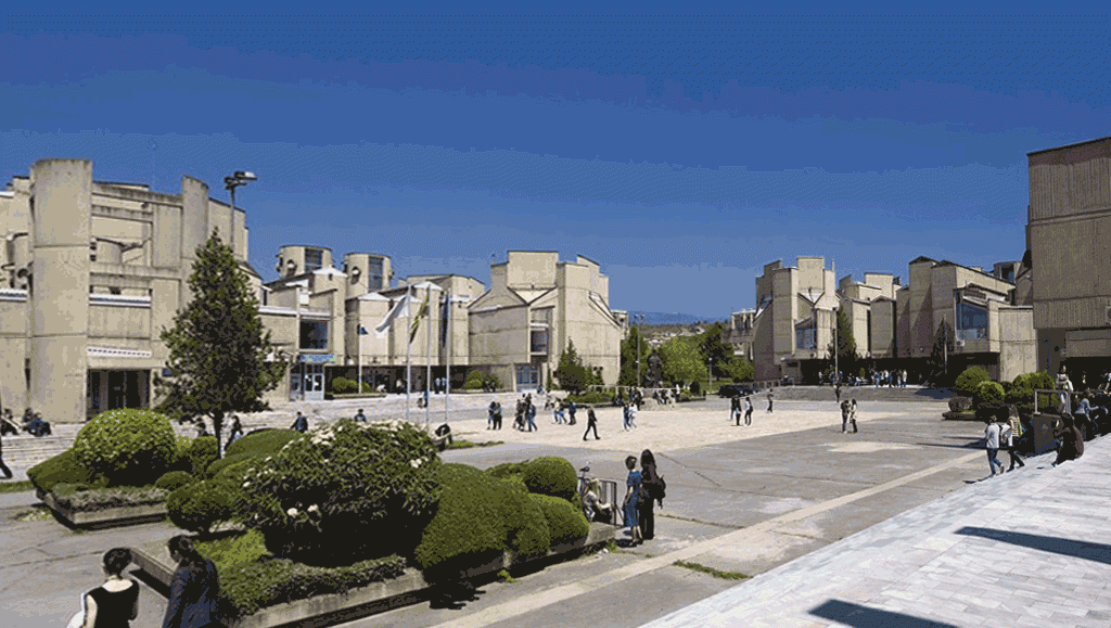 Universitetet hapin dyert për studentët e rinj, më pak kuota, më shumë zgjedhje për maturantët Universitetet hapin dyert për studentët e rinj, më pak kuota, më shumë zgjedhje për maturantët