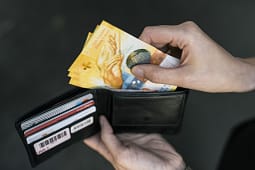 Sindikatat zvicerane kërkojnë rritje pagash prej 2%, punëdhënësit mbështesin 1% Sindikatat zvicerane kërkojnë rritje pagash prej 2%, punëdhënësit mbështesin 1%