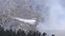 Flakët kërcënojnë Lurën në Shqipëri, ushtria dhe emergjencat civile në luftë nga toka dhe ajri Flakët kërcënojnë Lurën në Shqipëri, ushtria dhe emergjencat civile në luftë nga toka dhe ajri
