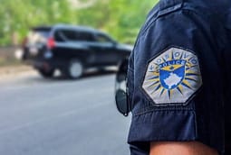 Dy mitraloza, AK47, granata dore, pushkë e fishekë – Policia gjen arsenal armësh në Pejë Dy mitraloza, AK47, granata dore, pushkë e fishekë – Policia gjen arsenal armësh në Pejë