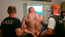 Arrestohet në Zveçan një person i dyshuar për sulm ndaj KFOR-it dhe Policisë në vitin 2023 Arrestohet në Zveçan një person i dyshuar për sulm ndaj KFOR-it dhe Policisë në vitin 2023