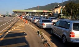 Piku i sezonit turistik, fluks i lartë në Morinë – mbi 25 mijë shqiptarë të Kosovës dhe 7 mijë mjete hyjnë në Shqipëri në vetëm tri orë Piku i sezonit turistik, fluks i lartë në Morinë – mbi 25 mijë shqiptarë të Kosovës dhe 7 mijë mjete hyjnë në Shqipëri në vetëm tri orë