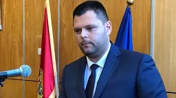 Kryetari i komunës së Nikshiqit, prorusi Kovaçeviq ndalohet të hyjë në Kosovë Kryetari i komunës së Nikshiqit, prorusi Kovaçeviq ndalohet të hyjë në Kosovë