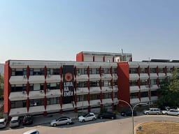 Gjashtë ditë para aktgjykimit, Oda e Mjekëve vendos flamurin gjigant “Liria ka emër” Gjashtë ditë para aktgjykimit, Oda e Mjekëve vendos flamurin gjigant “Liria ka emër”