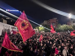 Fillon grumbullimi në ditën e 11, protestuesit mbushin sheshin e Prishtinës, kundërshtohet dënimi i ish-krerëve të UÇK’së Fillon grumbullimi në ditën e 11, protestuesit mbushin sheshin e Prishtinës, kundërshtohet dënimi i ish-krerëve të UÇK’së