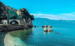 Hidhet nga shkëmbi, plagoset rëndë shtetasi italian në Vlorë Hidhet nga shkëmbi, plagoset rëndë shtetasi italian në Vlorë