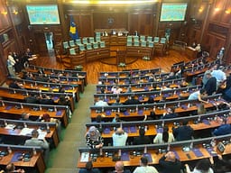 Kuvendi përtej afatit kushtetues – partitë pa marrëveshje politike Kuvendi përtej afatit kushtetues – partitë pa marrëveshje politike