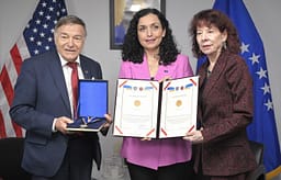 Joe dhe Shirley DioGuardi marrin nesër shtetësinë e Kosovës Joe dhe Shirley DioGuardi marrin nesër shtetësinë e Kosovës