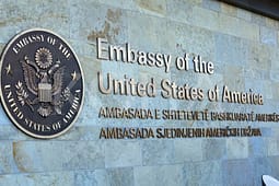 Ambasada e SHBA thirrje krerëve të partive: Punoni për t’i formuar institucionet, ngërçi po i kushton Kosovës Ambasada e SHBA thirrje krerëve të partive: Punoni për t’i formuar institucionet, ngërçi po i kushton Kosovës