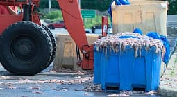 Mbi 20 ton kallamarë në asfalt, kamioni përmbyset në Rhode Island – rruga mbyllet për orë të tëra Mbi 20 ton kallamarë në asfalt, kamioni përmbyset në Rhode Island – rruga mbyllet për orë të tëra