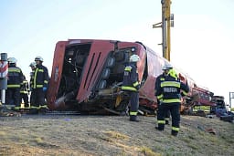 Dymbëdhjetë të vdekur teksa autobusi polak del nga autostrada hungareze Dymbëdhjetë të vdekur teksa autobusi polak del nga autostrada hungareze