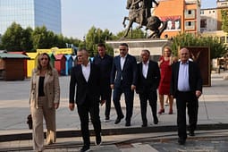 Para dorëzimit të kallëzimit penal, Kryesia e Aleancës proteston para Qeverisë Para dorëzimit të kallëzimit penal, Kryesia e Aleancës proteston para Qeverisë