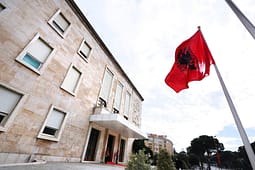 Shqipëria dërgon 17 ushtarakë dhe një helikopter në KFOR Shqipëria dërgon 17 ushtarakë dhe një helikopter në KFOR